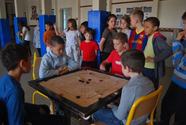 Jouer au Carrom, ça fait voyager vers l'Inde !