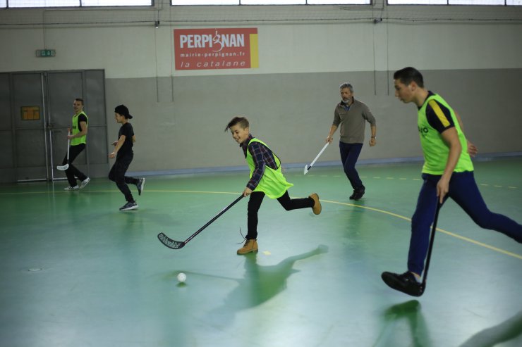 Le Floorball contamine les jeunes du Nouveau Logis / Les Pins !