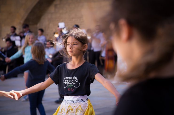 Les écoliers du département honorent la traditionnelle danse de la Sardane !
