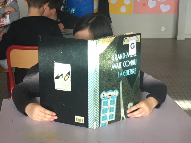 Chut ! "Silence on lit!"