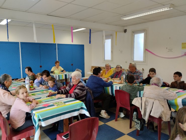 Rencontre intergénérationnelle à l'accueil de loisirs de Trouillas